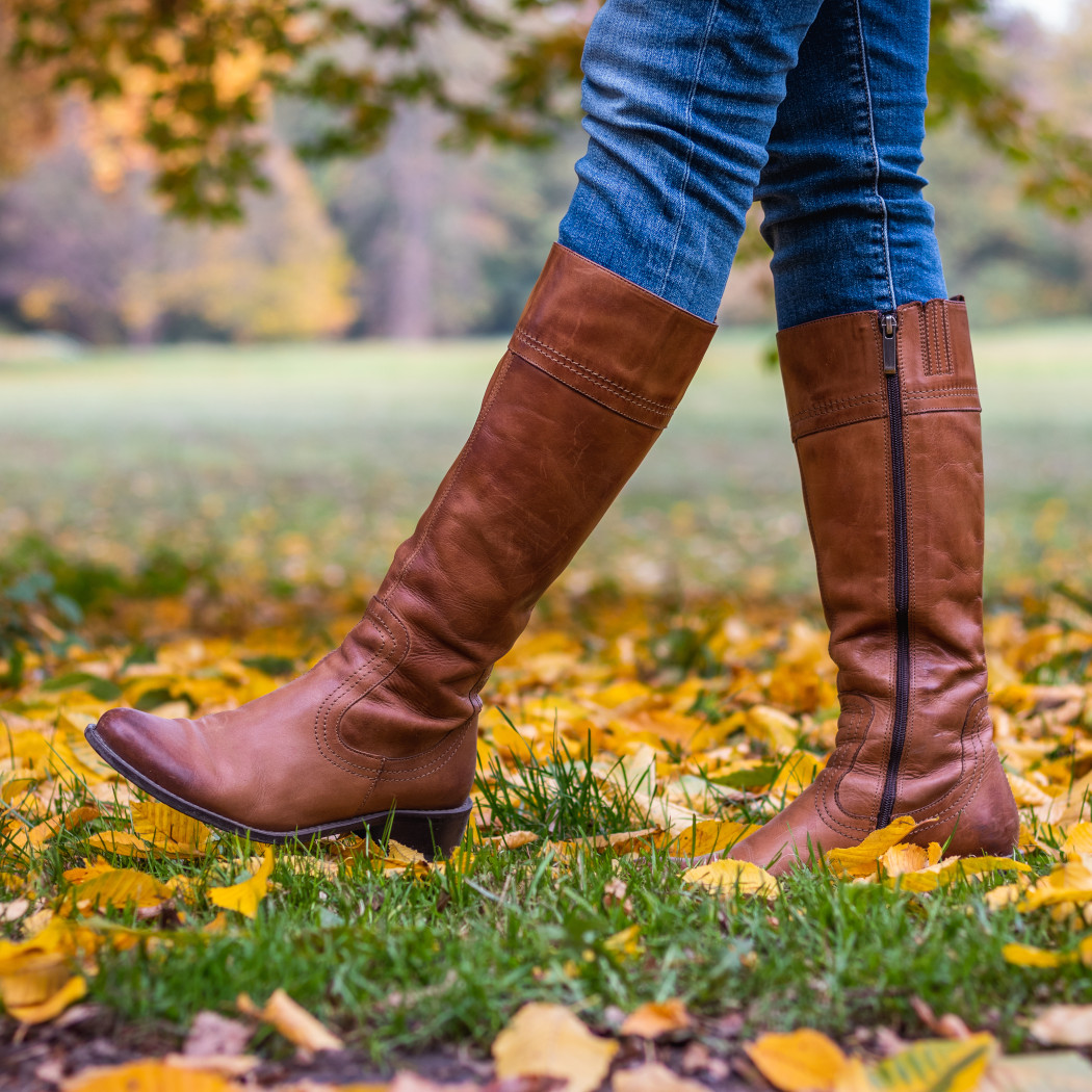 Kozaki damskie to must have sezonu jesień-zima 2021/2022! Te modele kupisz do 150 zł